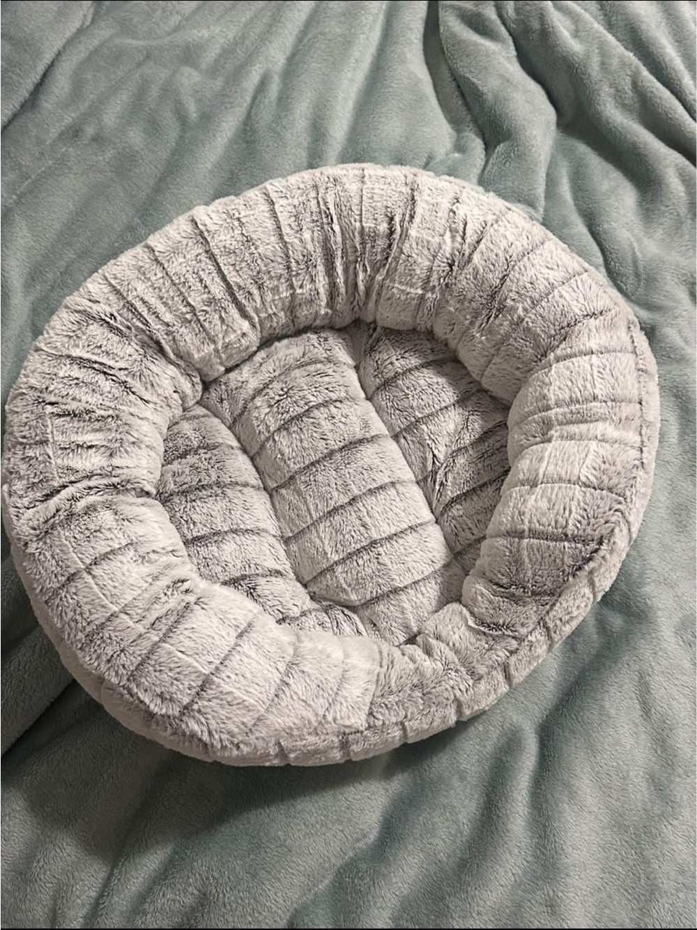 Plush Round Pet Bed in Light Gray